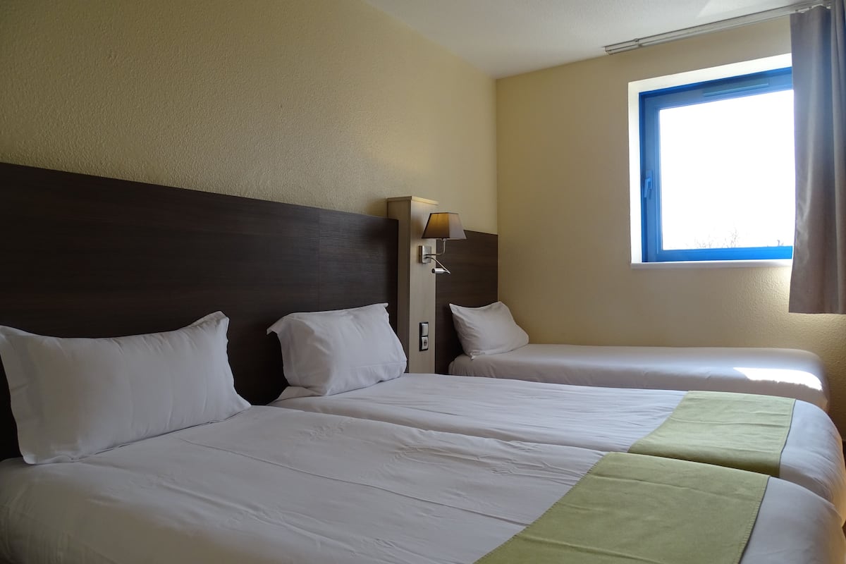 Chambre triple Standard | Bureau, accĂšs au Wi-Fi (inclus), literie fournie