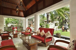 Lobby sitting area - Griya Santrian a Beach Resort & Spa (Denpasar)