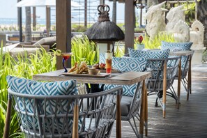 Desayuno buffet diario (IDR 225000 por persona)