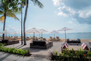 ビーチ、白砂、サンラウンジャー、ビーチパラソル