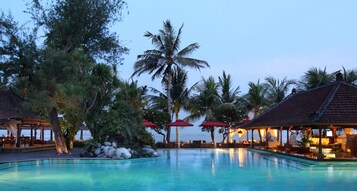 3 piscinas al aire libre, camas de piscina gratis, sombrillas