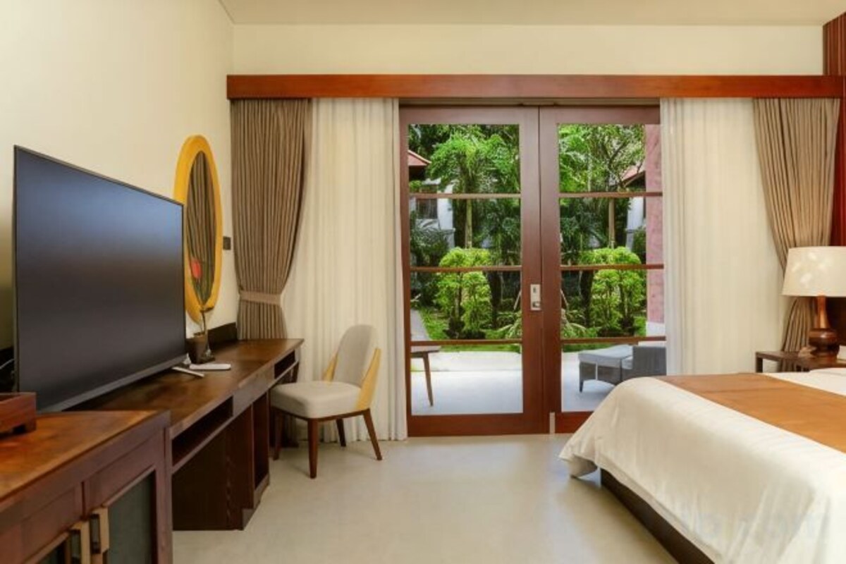 In-room safe, desk, blackout curtains, free WiFi