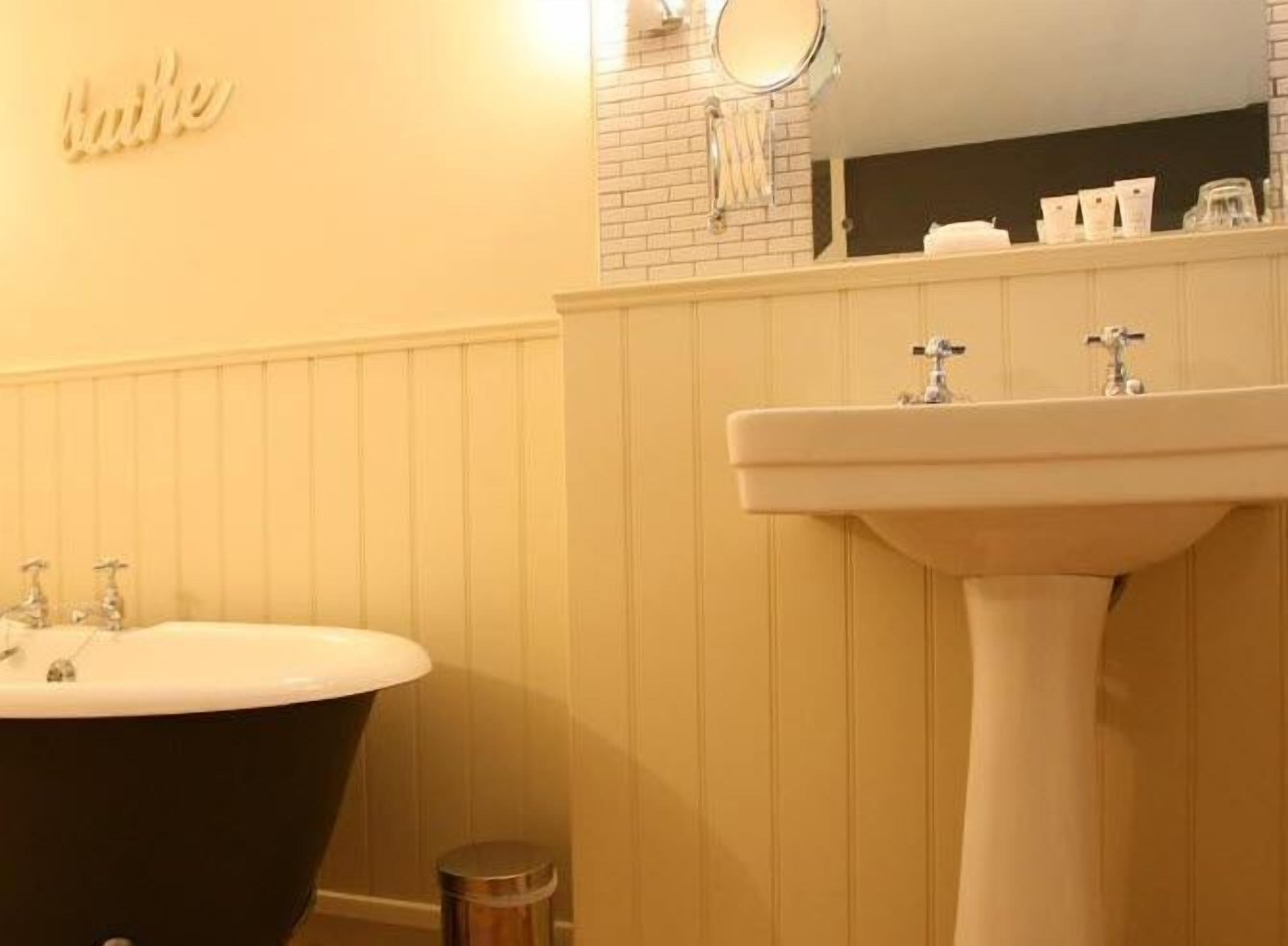 grand double room (boudoir) | bathroom | combined shower/bathtub, rainfall showerhead, designer toiletries