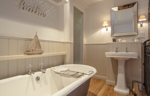 Comfy Duplex | 浴室 | 花灑/浴缸組合、雨淋花灑、名牌梳洗用品、風筒