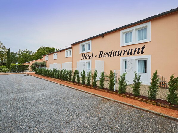 Un hotel con un cartello che riporta la scritta "Hotel - Ristorante".
