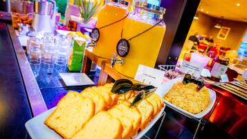 Un bufé con diferentes opciones de comida y una estación de bebidas.