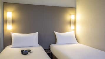 Standard Room, 2 Katil Bujang (Single) | Peralatan tempat tidur premium, meja, langsir/tirai gelap terus