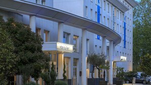 A modern hotel with a curved facade, large windows, and a sign reading "Hôtel du Parc". - Cyan Hotel Roissy Villepinte Parc Des Expositions (Villepinte)