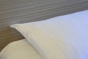 办公桌、隔音、免费 WiFi、床单