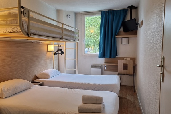 Desk, soundproofing, WiFi (free), bed sheets