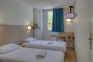 Twin Room | Desk, soundproofing, free WiFi, bed sheets