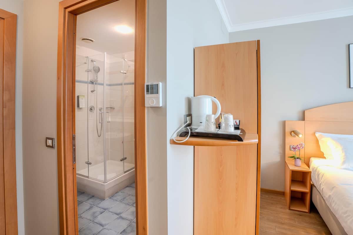 Standard Room, 1 Queen Bed | Down comforters, desk, blackout drapes, soundproofing