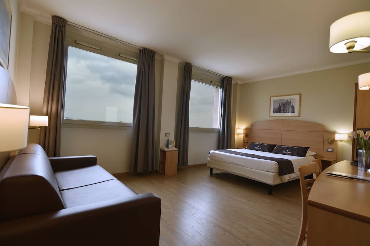 Habitación estándar, varias camas | Edredón, escritorio, cortinas blackout y insonorización