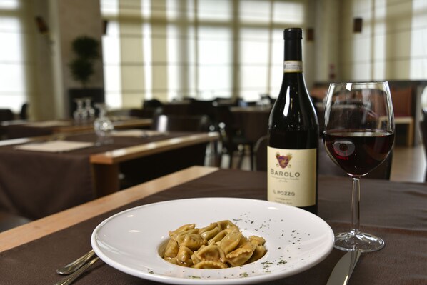 Petit déjeuner, déjeuner et dîner servis sur place