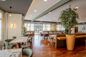 Breakfast, lunch and dinner served