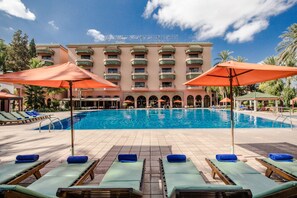 Utendørsbasseng, bassengparasoller og solsenger