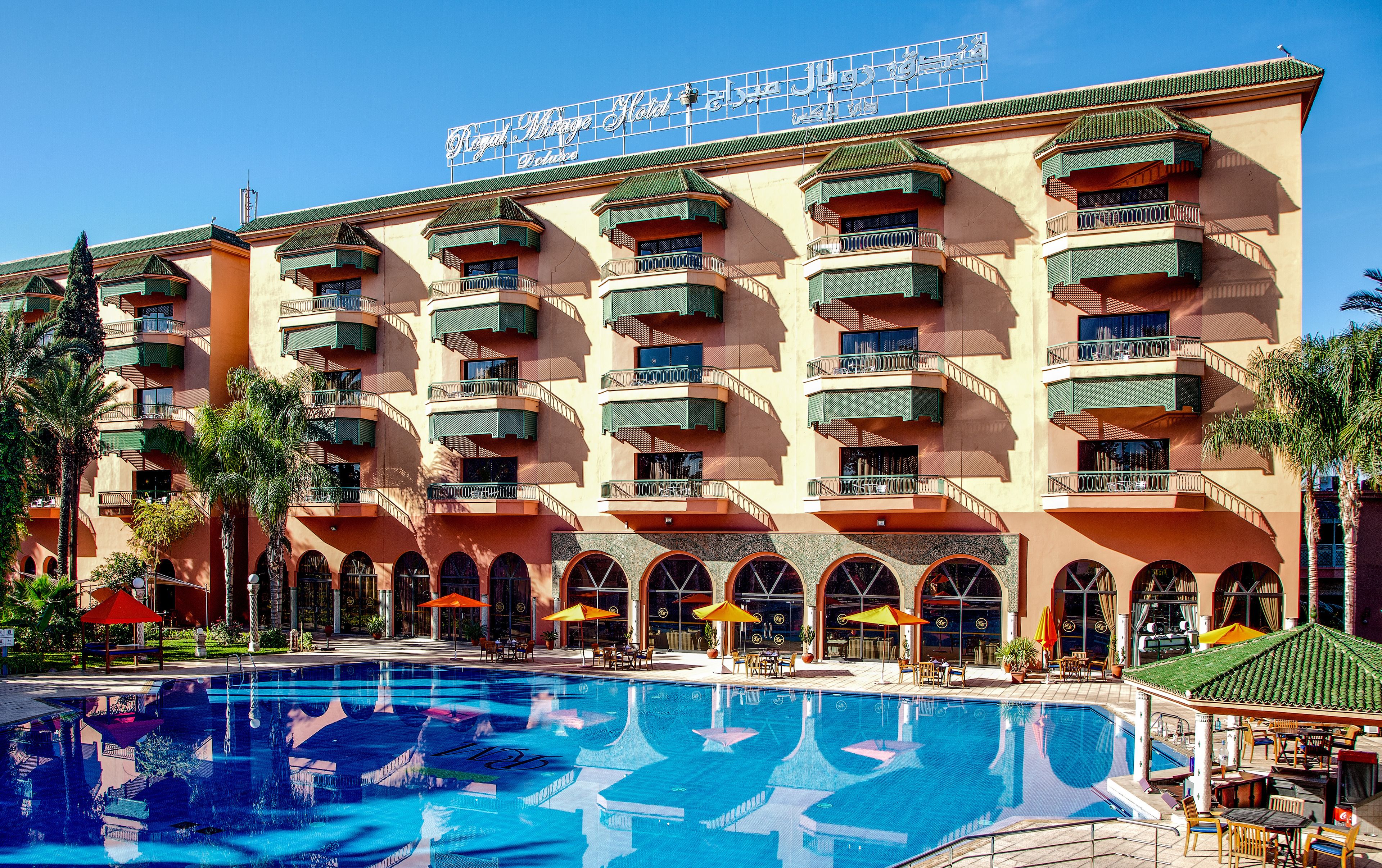 Außenpool, Sonnenschirme, Liegestühle