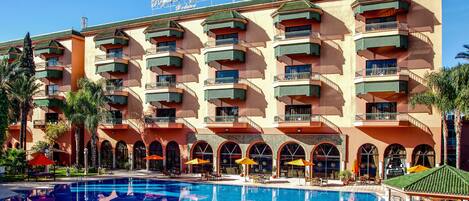 Außenpool, Sonnenschirme, Liegestühle