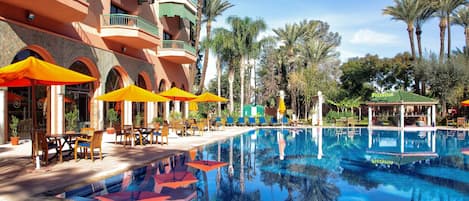 Piscine extérieure, parasols de plage, chaises longues