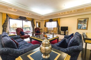 Suite junior, vista a la alberca | Servicio a la habitación