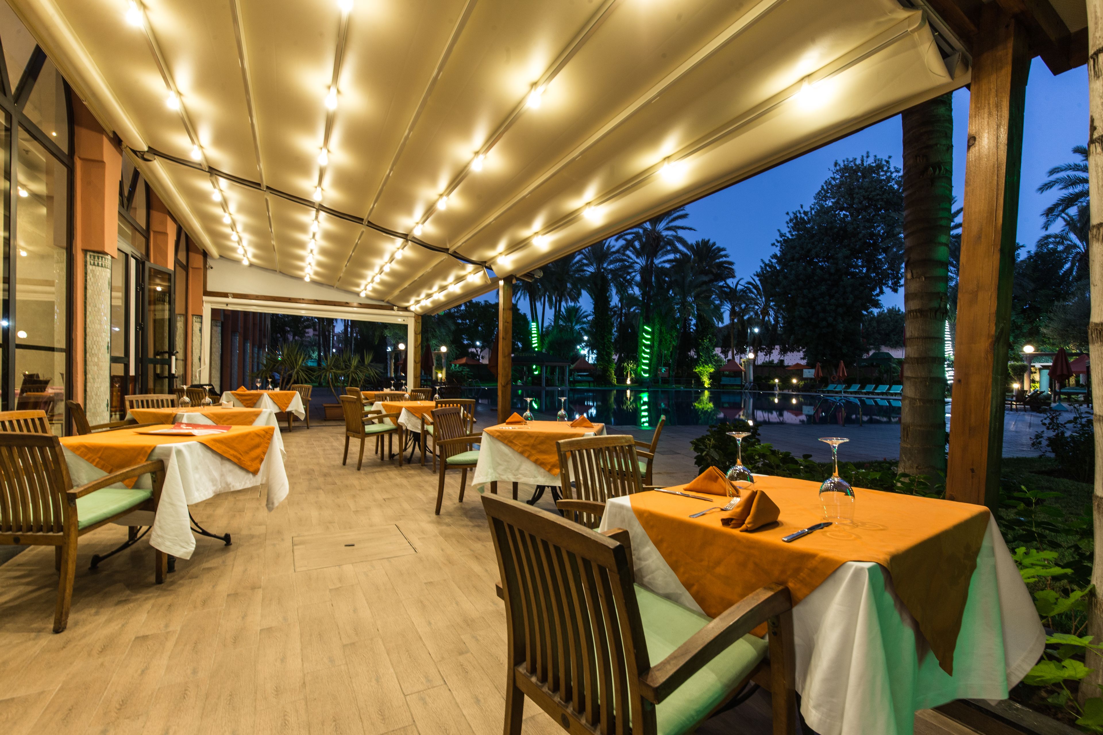 3 من المطاعم، حيث تُقدم وجبات الإفطار، الغداء، العشاء، الاطباق المغربية