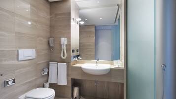 Un baño moderno con inodoro, bidé y lavamanos.