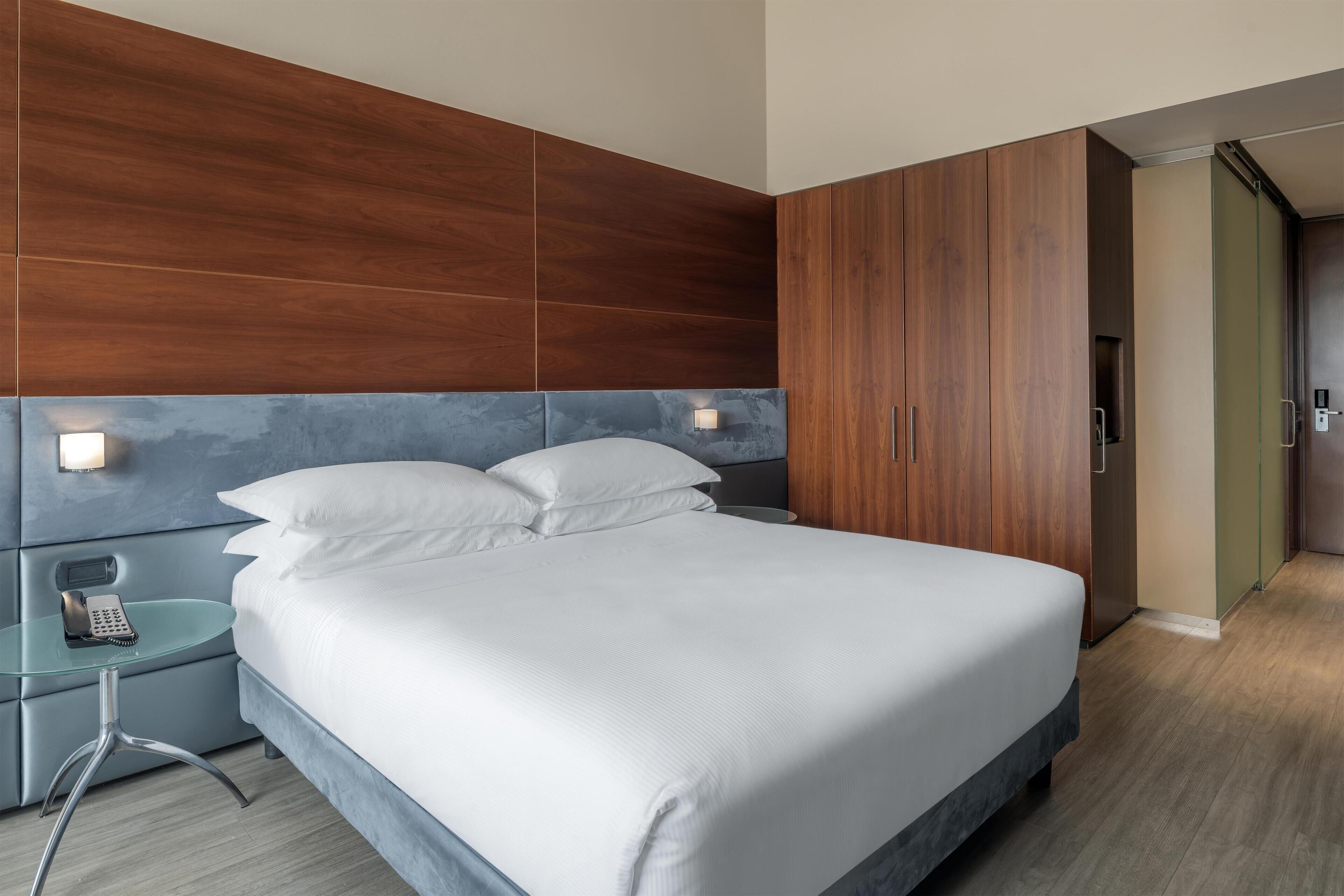Chambre, 1 très grand lit | Literie hypoallergénique, couette en duvet d'oie, minibar