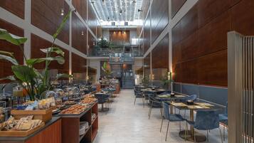 Café da manhã com buffet todos os dias mediante uma taxa