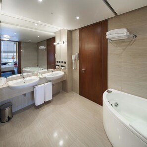 A modern bathroom with two sinks, a large bathtub, and a mirror. - DoubleTree by Hilton Turin Lingotto (Turin)