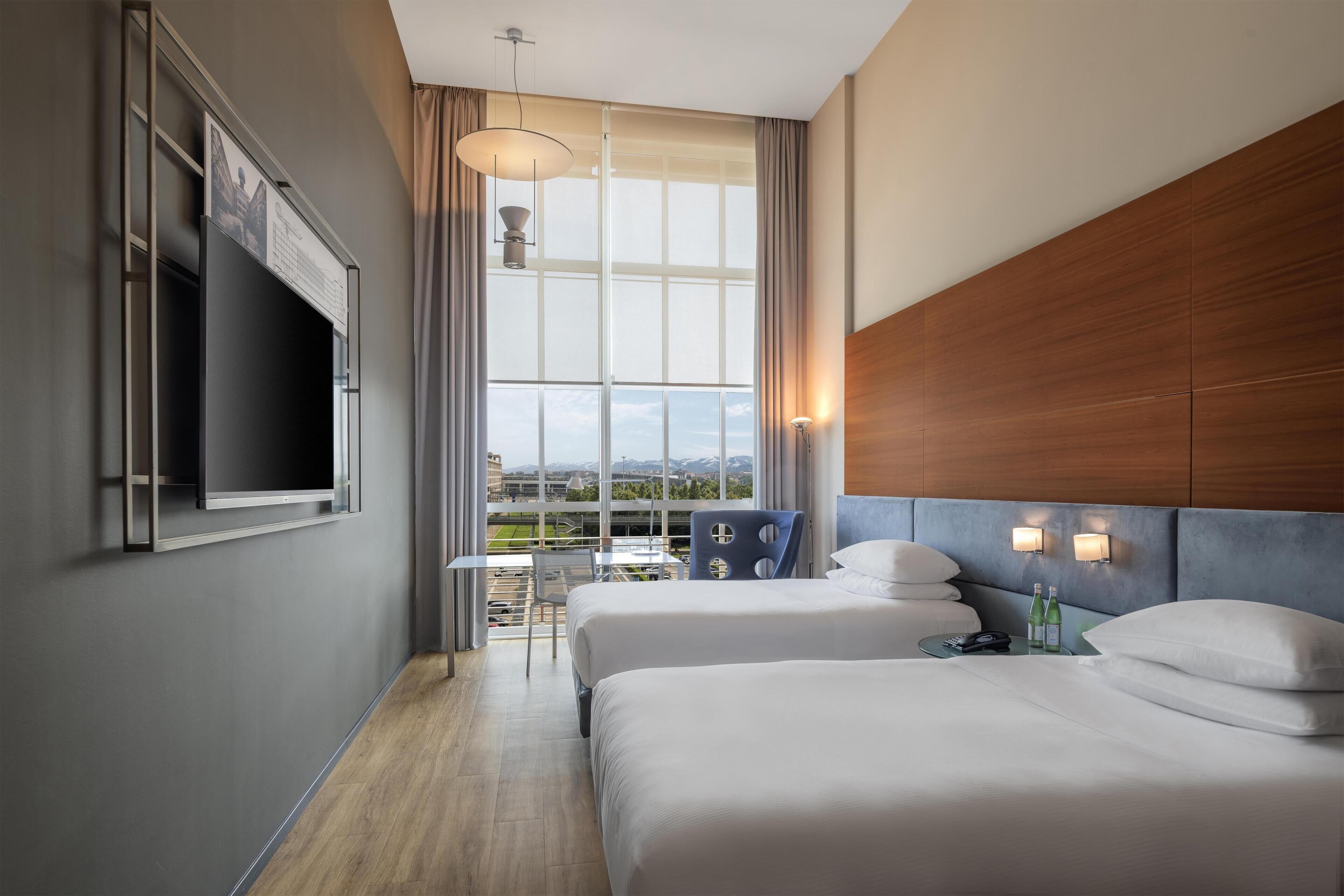 Chambre avec lits jumeaux, accessible aux personnes à mobilité réduite | Literie hypoallergénique, couette en duvet d'oie, minibar