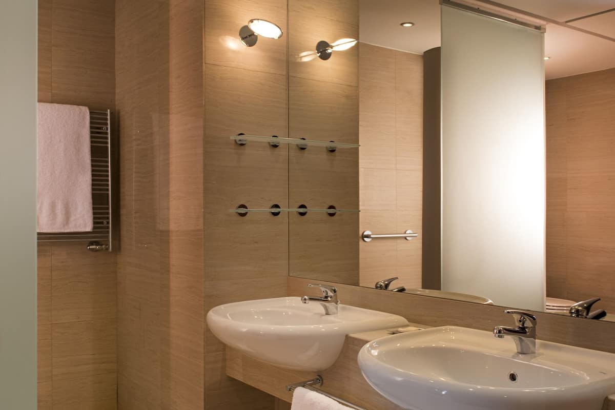 suite (scrigno) | bathroom | shower, free toiletries, hair dryer, bathrobes