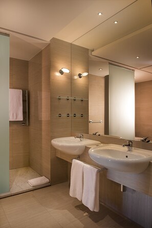 Bathroom - DoubleTree by Hilton Turin Lingotto (Turin)