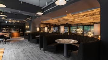 2 か所のレストラン、朝食、ランチ、ディナーに営業 (スペイン料理)