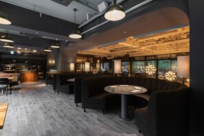 2 restaurants, servant le déjeuner et le dßner; cuisine espagnole