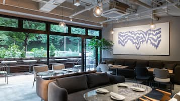 Se ofrece un desayuno bufé (3000 JPY por persona)