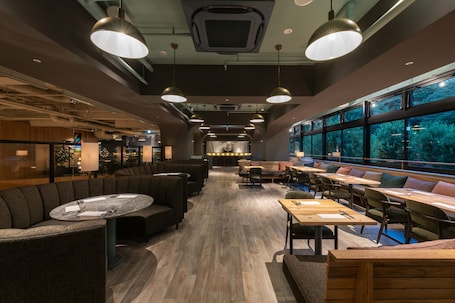 2 restaurants, breakfast, lunch, dinner served; Spanish cuisine. THE KNOT TOKYO Shinjuku