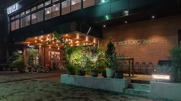 施設の正面 (日没後)