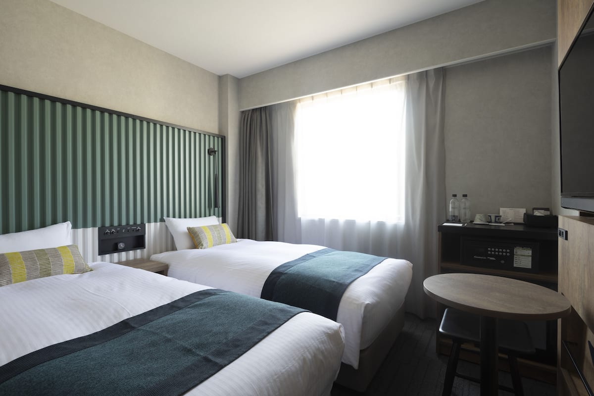 Habitación estándar con 2 camas individuales, para no fumadores (Bed Type: Single bed is arranged) | Edredón, caja de seguridad en la habitación, escritorio y wifi gratis