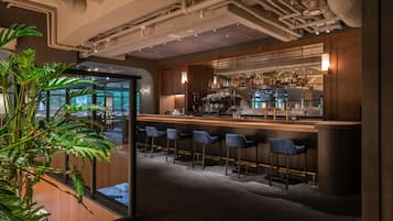 2 bars/lounges