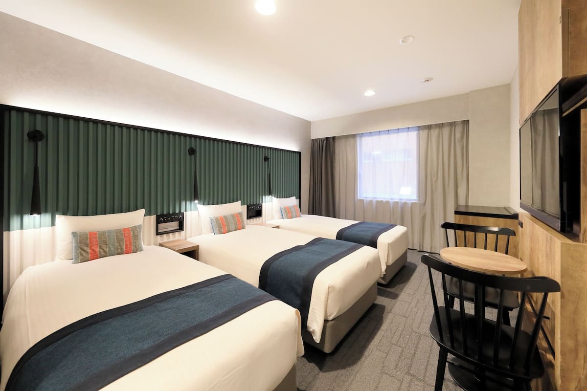 21 Sqm, Deluxe Triple Room (Bed Type: Single bed is arranged)