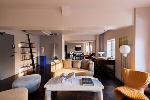 Quadrupla Luxury, 1 camera da letto, non fumatori, terrazzo (109sqm,3F,Suite,LateCheck-Out,11:00AM) | Copriletto in piuma, una cassaforte in camera, Wi-Fi gratuito, lenzuola