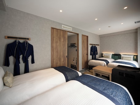 28sqm Deluxe Fourth Room on the 1st. Floor | Down comforters, in-room safe, free WiFi, bed sheets. THE KNOT TOKYO Shinjuku