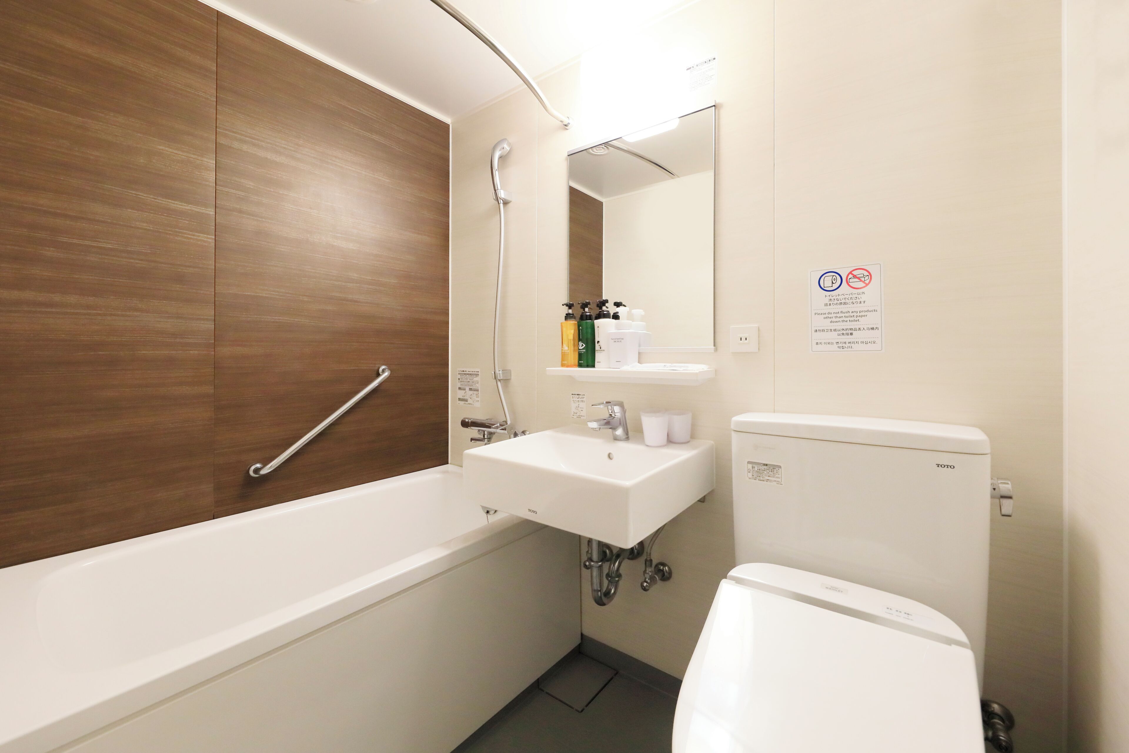 Un baño moderno con una bañera, un lavabo e inodoro.