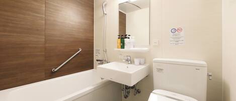 Un baño moderno con una bañera, un lavabo e inodoro.