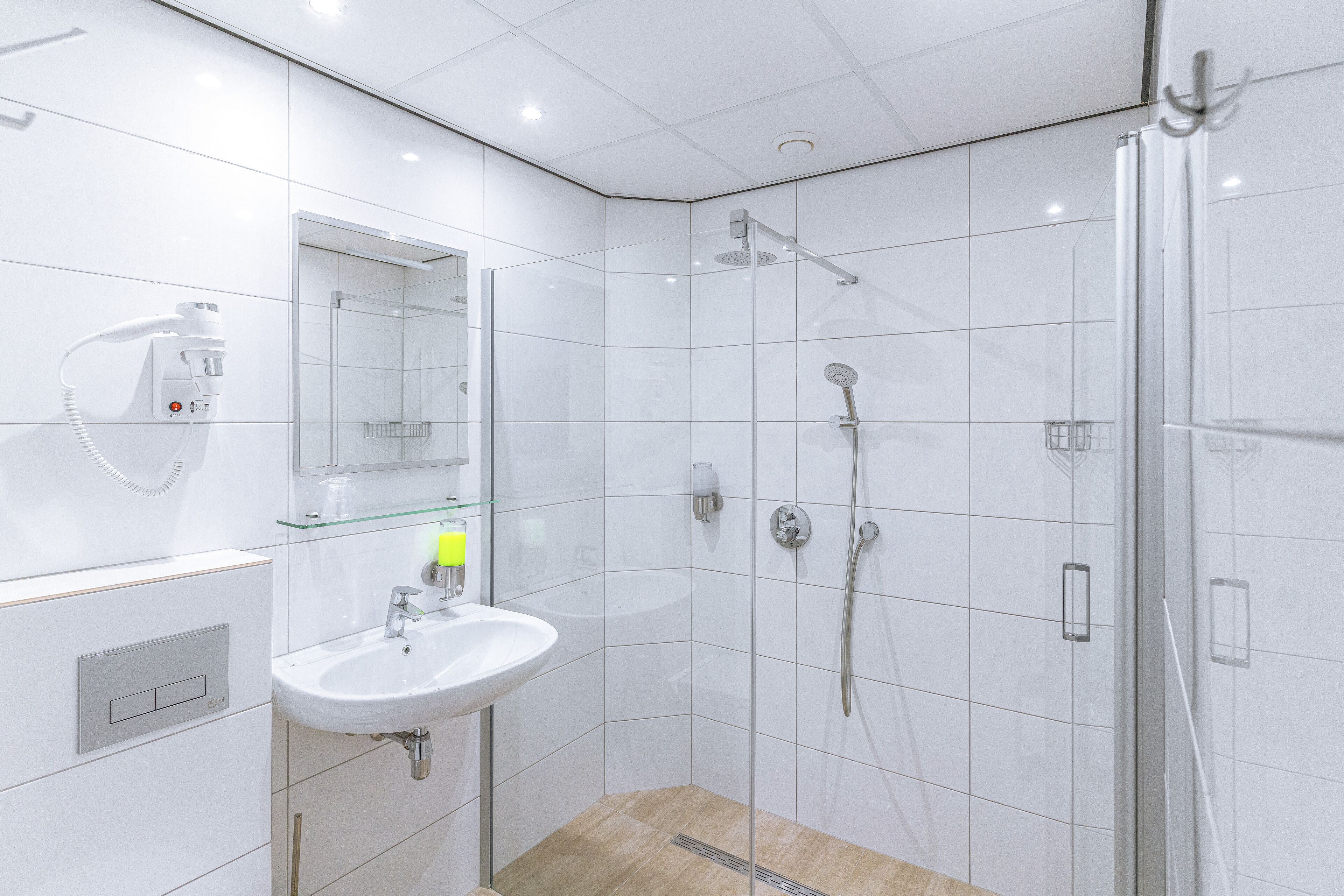 rainfall showerhead, free toiletries, hair dryer, towels