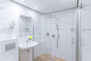 Cabezal de ducha tipo lluvia y artículos de higiene personal gratuitos