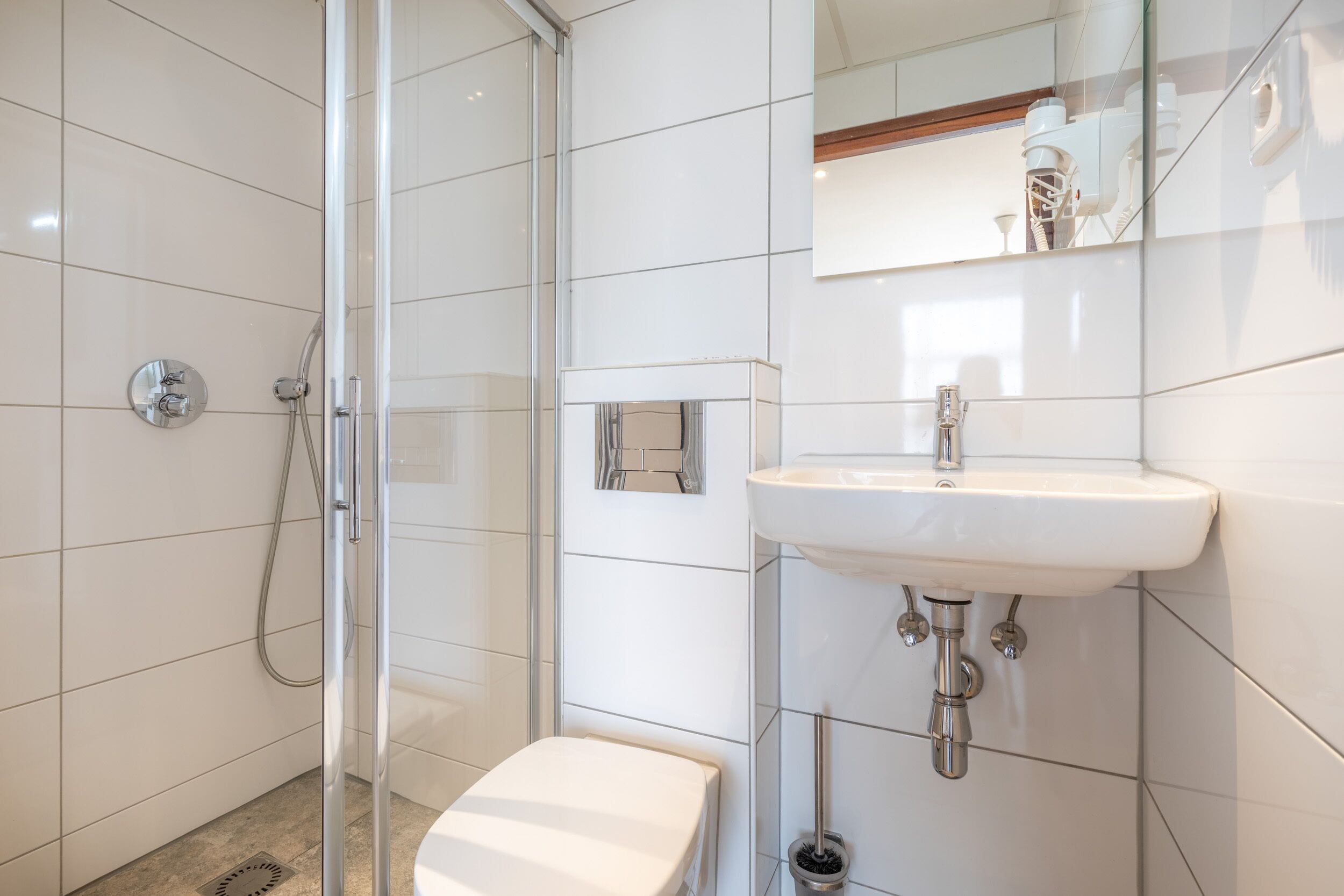 rainfall showerhead, free toiletries, hair dryer, towels