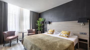 Standaard tweepersoonskamer | Een minibar, een kluis op de kamer, een bureau, een laptopwerkplek