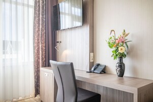 Habitación estándar con 2 camas individuales | Minibar, caja fuerte, escritorio y espacio para trabajar con un portátil