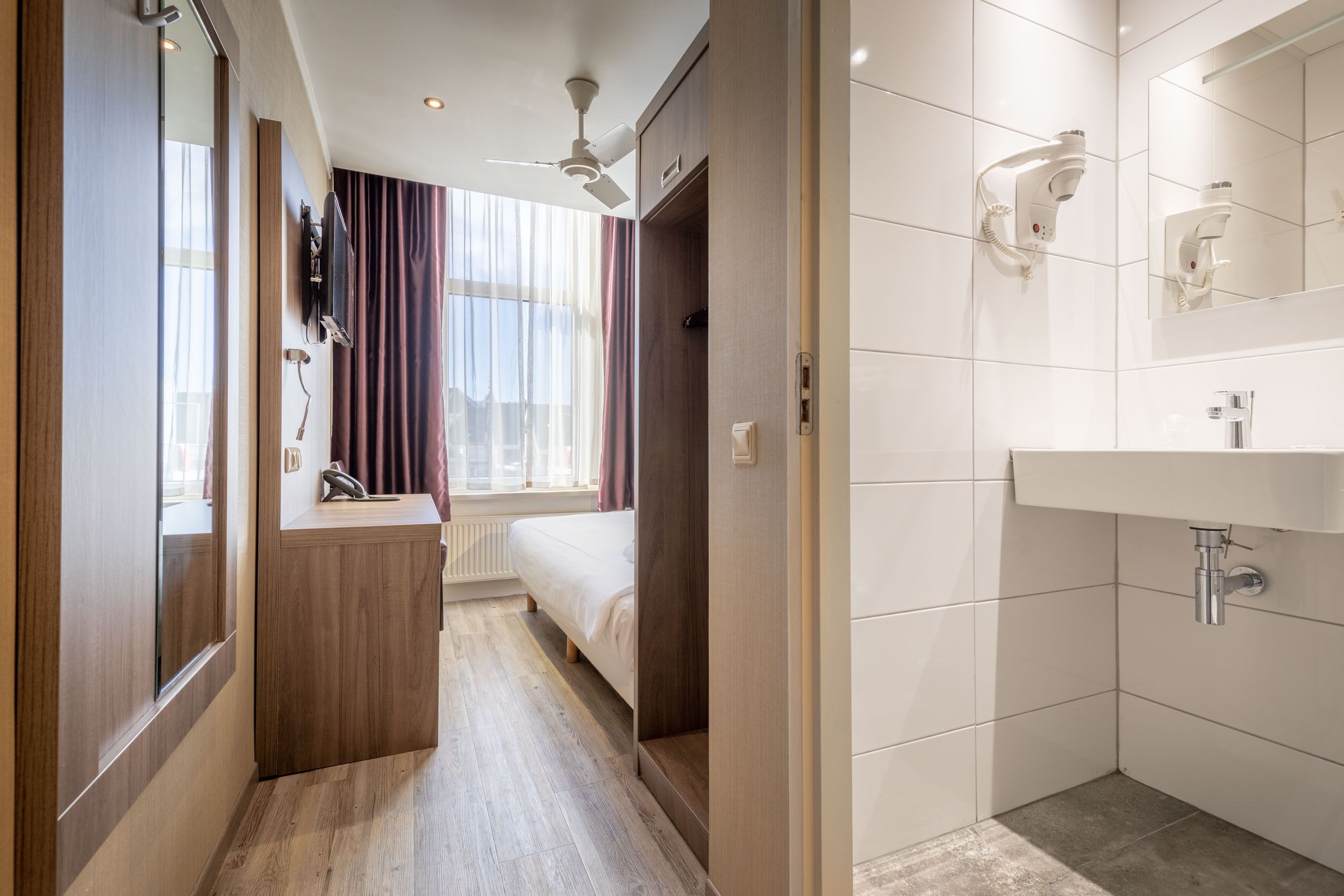 standard single room | 1 bedroom, minibar, in-room safe, desk